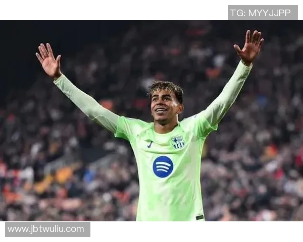 著名足球明星在场上表现与个人素质的深度分析与探讨